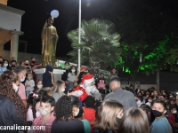 Papai Noel chega de balão na praça central de Içara