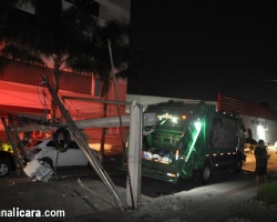 Caminhão do lixo derruba poste no Centro de Içara