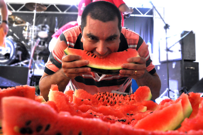 Concurso elege maior comedor de melancia - Canal Içara
